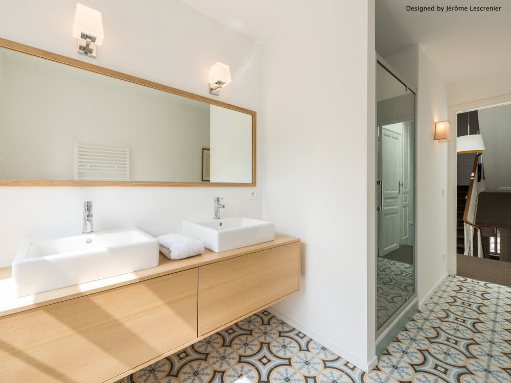 salle de bain moderne avec meuble en bois et vasque blanche
